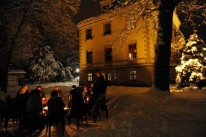 Die Rosenhof-Villa hier ging die informative Tour mit Gl?hwein und Stollen zu Ende.